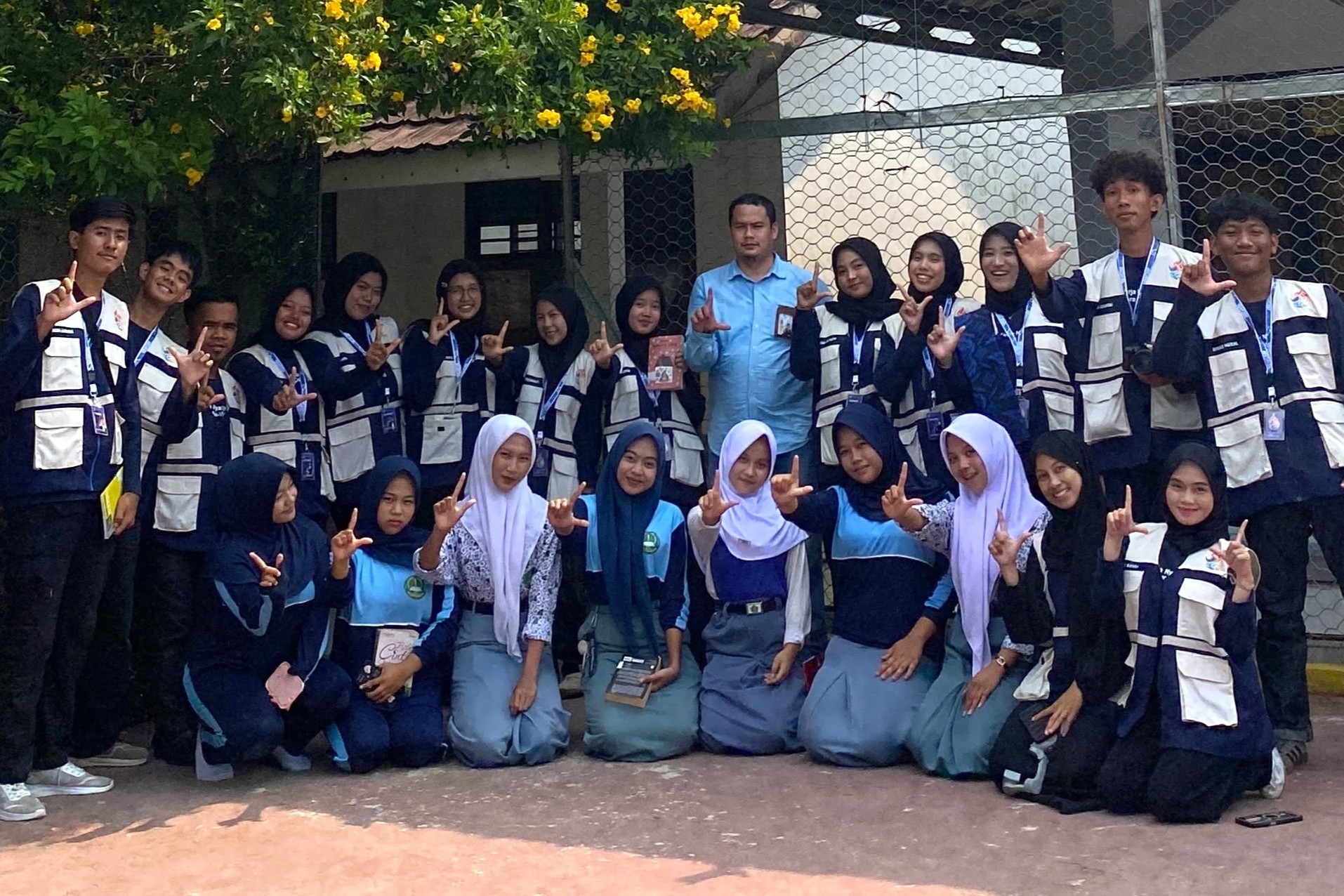 Tingkatkan Literasi, Mahasiswa KKN Nusantara Kelompok 6 dan UIN SMH Banten Hadirkan Mobil Perpustakaan Keliling di Desa Cisimeut